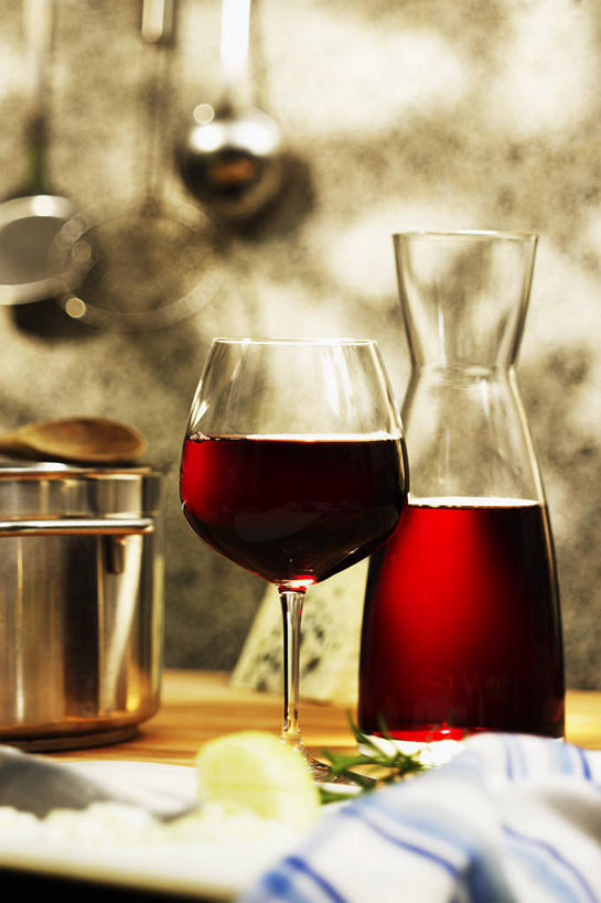 红酒,葡萄酒,无人,竖图,室内,特写,白天,正面,烹饪,餐桌,厨房,桌子,柠檬,杯子,厨具,水果,金属制品,阴影,朦胧,模糊,新鲜,反射,金属,炖锅,高脚杯,锅子,影子,生食,食品,果实,红酒杯,酒类,锅,玻璃制品,酒,食物,饮料,酒杯,红葡萄酒,有机食品,绿色食品,餐台,锅具,葡萄酒杯,烹饪用具,玻璃杯,烹调用具,益母果,柠果,烹调,彩图,灶间