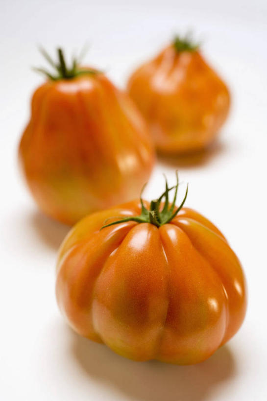 无人,竖图,俯视,室内,特写,白天,白色背景,餐桌,桌子,蔬菜,西红柿,阴影,新鲜,反射,影子,食品,食物,三个,橙色,摄影,有机食品,绿色食品,影棚,餐台,番茄,彩图,高角度拍摄,影棚拍摄,拍摄