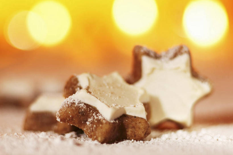 点心,无人,横图,室内,特写,白天,正面,餐桌,桌子,圣诞节,阴影,节日,朦胧,模糊,庆祝,光线,影子,星星,灯光,调味,香料,佐料,食品,肉桂,曲奇,文化,食物,饼干,零食,庆典,餐台,纪念,配料,曲奇饼,桂皮,曲奇饼干,作料,官桂,牡桂,筒桂,香桂,玉桂,彩图