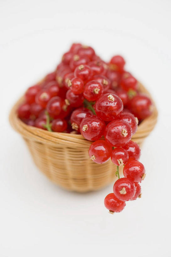 无人,交叉,竖图,俯视,室内,特写,白天,白色背景,餐桌,桌子,竹子,浆果,水果,一堆,许多,阴影,堆叠,堆积,竹制,新鲜,编织,反射,篮子,影子,灯笼果,生食,食品,果实,食物,一个,红色,竹篮,摄影,有机食品,绿色食品,影棚,单个,餐台,竹条,堆,交织,竹制品,红醋栗,穿插,醋栗,彩图,高角度拍摄,影棚拍摄,拍摄