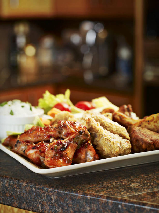 无人,竖图,俯视,室内,特写,白天,餐桌,桌子,蔬菜,西红柿,餐具,一堆,许多,阴影,堆叠,堆积,朦胧,模糊,新鲜,反射,碟子,盘,影子,调料,鸡肉,酱料,酱汁,肉,佐料,食品,调味品,调味料,酱,肉类,食物,盘子,碟,有机食品,绿色食品,餐台,堆,肉食,番茄,彩图,高角度拍摄