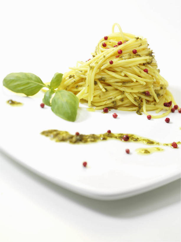 面食,面条,意大利面,无人,竖图,俯视,室内,特写,白天,白色背景,西餐,植物,餐桌,桌子,餐具,叶子,一堆,许多,阴影,堆叠,堆积,反射,碟子,盘,影子,调料,调味,面,香料,佐料,料理,食品,绿叶,草药,调味品,调味料,中药,食物,一个,白色,盘子,碟,香草,嫩叶,西式,摄影,影棚,单个,餐台,堆,罗勒,配料,紫苏,药材,中草药,九层塔,圣约瑟夫草,甜罗勒,兰香,中药材,本草,作料,红胡椒,叶,叶片,胡椒,彩图,高角度拍摄,影棚拍摄,拍摄