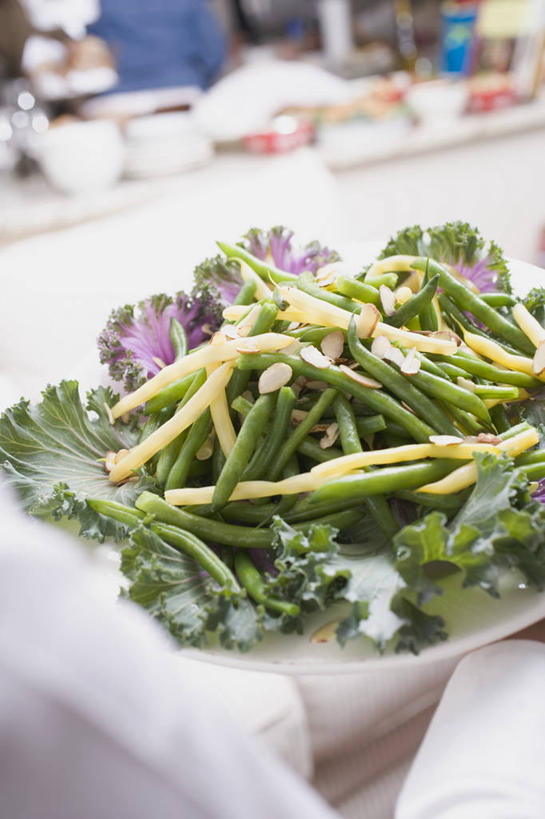 西方人,一个人,坐,竖图,俯视,室内,特写,白天,植物,餐桌,桌子,豆,蔬菜,欧洲,圣诞节,欧洲人,仅一个年轻女性,仅一个女性,仅一个人,一堆,许多,阴影,堆叠,堆积,服装,节日,朦胧,模糊,庆祝,新鲜,反射,布料,影子,豆类,豆子,食品,布纹,休闲装,文化,桌布,食物,衣服,餐巾,台布,庆典,休闲,休闲服,服饰,有机食品,绿色食品,餐台,纪念,堆,豆科,青大豆,年轻女性,女人,女性,白种人,青豆,坐着,半身,彩图,高角度拍摄