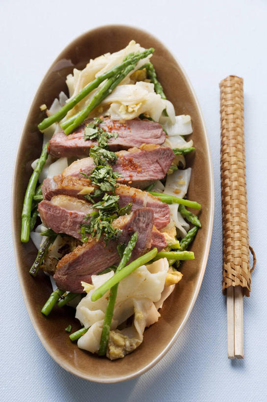 面食,面条,意大利面,无人,竖图,俯视,室内,特写,白天,西餐,餐桌,筷子,桌子,芦笋,蔬菜,餐具,一堆,一双,许多,阴影,堆叠,堆积,蓝色背景,新鲜,反射,碟子,盘,影子,面,肉,料理,食品,文化,传统,鸭肉,肉类,食物,盘子,碟,西式,摄影,有机食品,绿色食品,影棚,餐台,堆,礼节,礼仪,肉食,进餐用具,猪尾巴,药鸡豆子,石刁柏,蚂蚁杆,龙须菜,狼尾巴根,彩图,高角度拍摄,影棚拍摄,拍摄