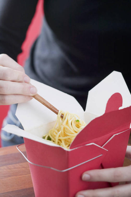 面食,面条,西方人,一个人,坐,竖图,俯视,室内,特写,白天,餐桌,筷子,桌子,餐具,欧洲,欧洲人,仅一个年轻女性,仅一个女性,仅一个人,一双,握,阴影,服装,反射,影子,纸盒,面,休闲装,文化,传统,盒子,衣服,黑色,包装盒,休闲,休闲服,握着,服饰,餐台,礼节,礼仪,年轻女性,女人,女性,白种人,进餐用具,坐着,半身,彩图,高角度拍摄