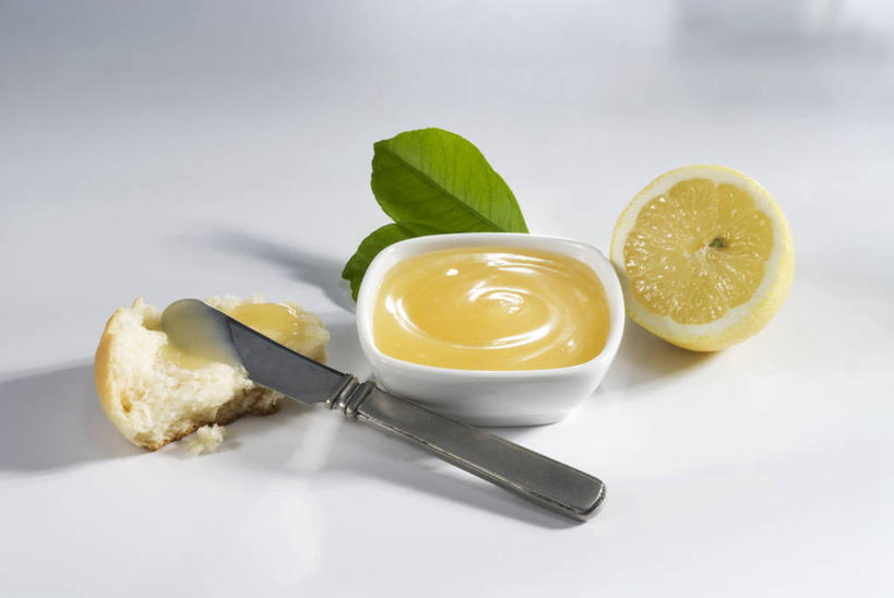 点心,面包,无人,横图,俯视,室内,特写,白天,白色背景,餐桌,桌子,柠檬,餐具,水果,叶子,一把,阴影,新鲜,反射,工具,影子,生食,食品,面点,果实,绿叶,刀具,食物,糕点,刀,果酱,嫩叶,摄影,有机食品,绿色食品,影棚,餐台,餐刀,横截面,剖面,果子酱,截面,截面图形,叶,叶片,益母果,柠果,彩图,高角度拍摄,影棚拍摄,拍摄