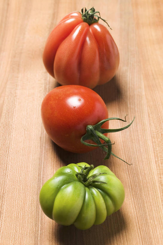 无人,竖图,俯视,室内,特写,白天,餐桌,桌子,蔬菜,西红柿,小番茄,一排,阴影,新鲜,整齐,反射,木制,影子,食品,食物,排列,三个,木制品,有机食品,绿色食品,餐台,队列,小西红柿,樱桃小番茄,珍珠小番茄,樱桃番茄,圣女果,番茄,彩图,高角度拍摄