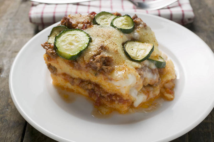 无人,横图,俯视,室内,特写,白天,餐桌,桌子,黄瓜,蔬菜,餐具,阴影,新鲜,反射,布料,碟子,盘,影子,粥,美味,食品,西葫芦,布纹,桌布,食物,一个,白色,盘子,餐巾,碟,台布,白瓜,有机食品,绿色食品,单个,餐台,茭瓜,甘旨,厚味,鲜味,麦粥,玉米糊,玉米粥,青瓜,胡瓜,彩图,高角度拍摄