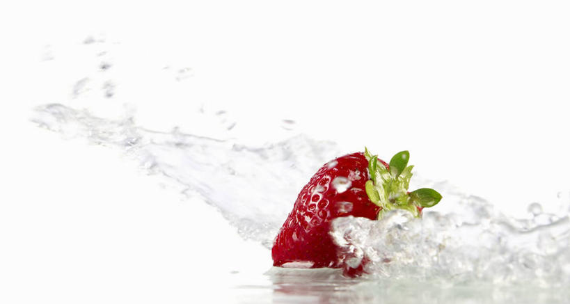 无人,横图,室内,特写,白天,白色背景,正面,水,餐桌,桌子,草莓,浆果,水果,阴影,飞溅,新鲜,溅,反射,液体,影子,水滴,生食,食品,果实,水珠,食物,一个,红色,摄影,有机食品,绿色食品,影棚,单个,餐台,喷洒,洋莓,水果皇后,红莓,地莓,彩图,影棚拍摄,拍摄