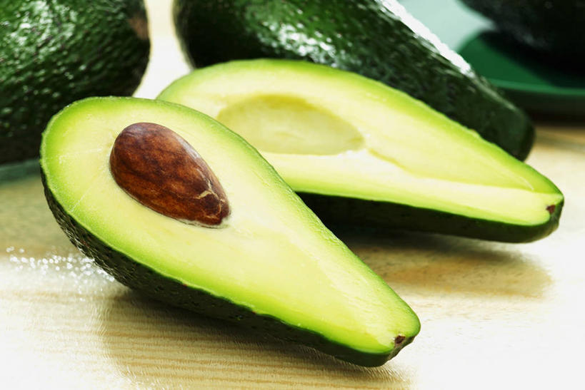 无人,横图,俯视,室内,特写,白天,餐桌,桌子,水果,阴影,新鲜,反射,影子,生食,食品,果实,食物,酪梨,鳄梨,有机食品,绿色食品,餐台,油梨,横截面,剖面,樟梨,截面,截面图形,牛油果,彩图,高角度拍摄