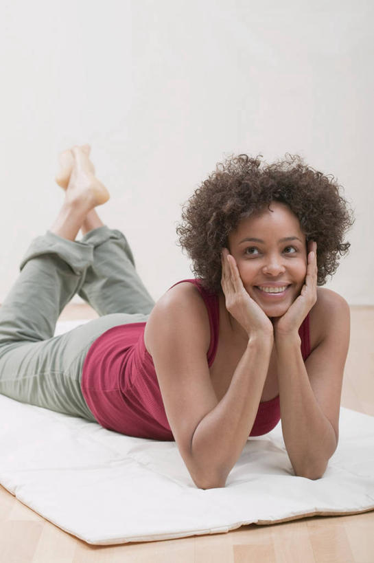 西方人,一个人,笑,微笑,露齿笑,竖图,室内,白天,正面,地板,欧洲,非洲,黑人,欧洲人,仅一个年轻女性,仅一个女性,仅一个人,撑,阴影,服装,反射,影子,地面,托腮,注视,休闲装,光脚,木地板,衣服,垫子,观察,看,趴着,托,休闲,赤脚,休闲服,服饰,观看,翘,察看,关注,托下巴,年轻女性,女人,女性,非洲人,趴,半身,彩图