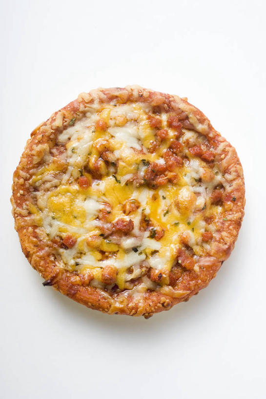 奶酪,无人,竖图,俯视,室内,特写,白天,白色背景,烹饪,西餐,餐桌,桌子,一块,阴影,反射,影子,肉,干酪,起司,料理,食品,披萨,匹萨,芝士,营养,菜肴,美食,肉类,食物,快餐,乳酪,西式,摄影,佳肴,影棚,餐台,乳制品,比萨,发酵,肉食,西式快餐,垃圾食品,意大利薄饼,彩图,高角度拍摄,影棚拍摄,拍摄