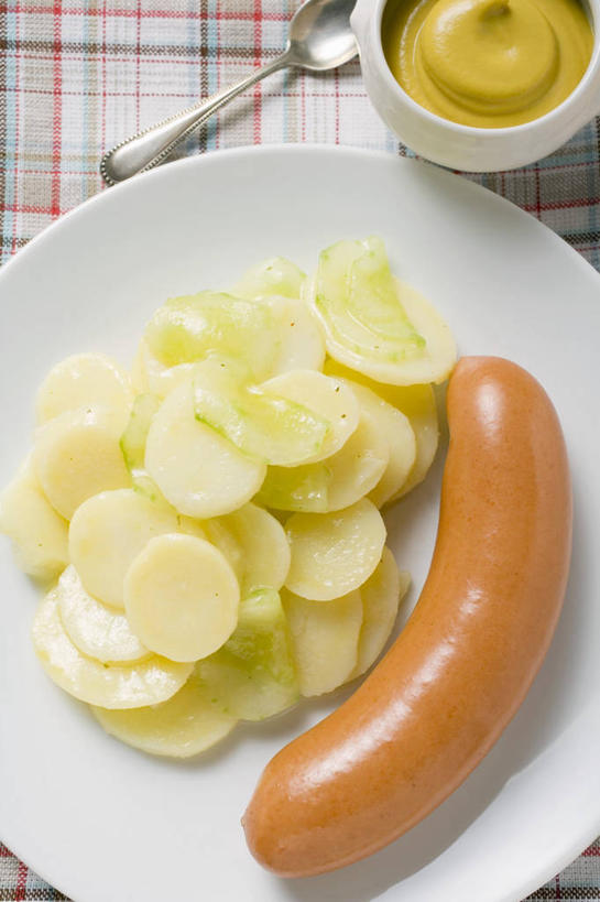 芥末,无人,竖图,俯视,室内,特写,白天,餐桌,桌子,蔬菜,土豆,餐具,一堆,许多,阴影,堆叠,堆积,新鲜,反射,布料,碟子,盘,影子,调料,酱料,酱汁,肉,香肠,佐料,食品,腊肠,调味品,调味料,布纹,酱,肉类,桌布,食物,黄色,白色,盘子,餐巾,碟,台布,有机食品,绿色食品,餐台,堆,肉食,芥末酱,馍馍蛋,洋芋,山药蛋,马铃薯,彩图,高角度拍摄,法式芥末,法式芥末酱,芥辣,芥辣酱