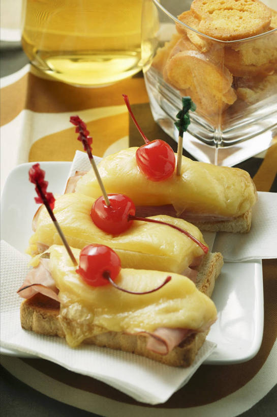 奶酪,无人,竖图,俯视,室内,特写,白天,烹饪,西餐,餐桌,桌子,菠萝,樱桃,餐具,水果,阴影,新鲜,反射,碟子,盘,影子,肉,生食,干酪,起司,料理,食品,果实,芝士,营养,火腿,猪肉,菜肴,美食,肉类,食物,腌制,红色,盘子,碟,乳酪,西式,佳肴,有机食品,绿色食品,餐台,乳制品,发酵,肉食,豚肉,取食签,熏制,火肉,兰熏,猪腿,樱珠,莺桃,英桃,楔桃,牛桃,荆桃,凤梨,彩图,高角度拍摄