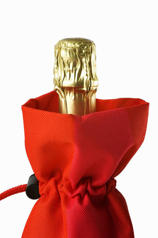 葡萄酒,无人,竖图,室内,特写,白天,白色背景,正面,奢侈,快乐,阴影,反射,丝绸,丝带,影子,缎带,浪漫,玻璃制品,绸带,酒,酒瓶,饮料,红色,玻璃瓶,瓶子,容器,香槟,诱惑,摄影,影棚,储藏,储存,气泡酒,起泡酒,汽酒,彩图,影棚拍摄,高兴,欢笑,拍摄,贮存