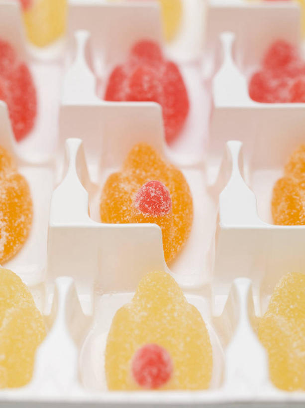 无人,竖图,俯视,室内,特写,白天,水果,复活节,一排,许多,阴影,节日,朦胧,模糊,庆祝,新鲜,整齐,反射,影子,生食,食品,果实,文化,食物,排列,黄色,红色,容器,庆典,有机食品,绿色食品,纪念,储藏,储存,队列,彩图,高角度拍摄,贮存