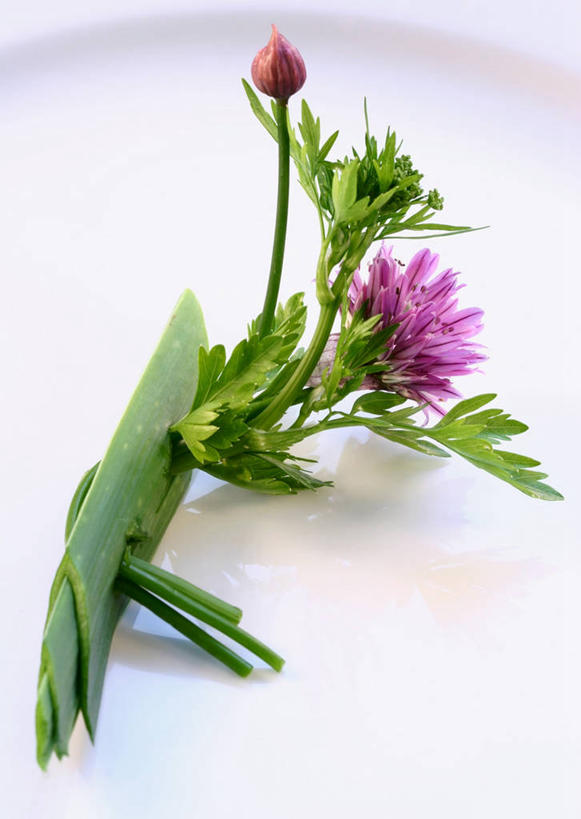 无人,竖图,俯视,室内,特写,白天,蔬菜,餐具,阴影,新鲜,盛开,反射,碟子,盘,影子,韭菜,食品,花蕾,花,花瓣,花朵,鲜花,食物,一朵,一个,白色,盘子,碟,花苞,花蕊,有机食品,绿色食品,单个,起阳草,韭,山韭,长生韭,彩图,高角度拍摄