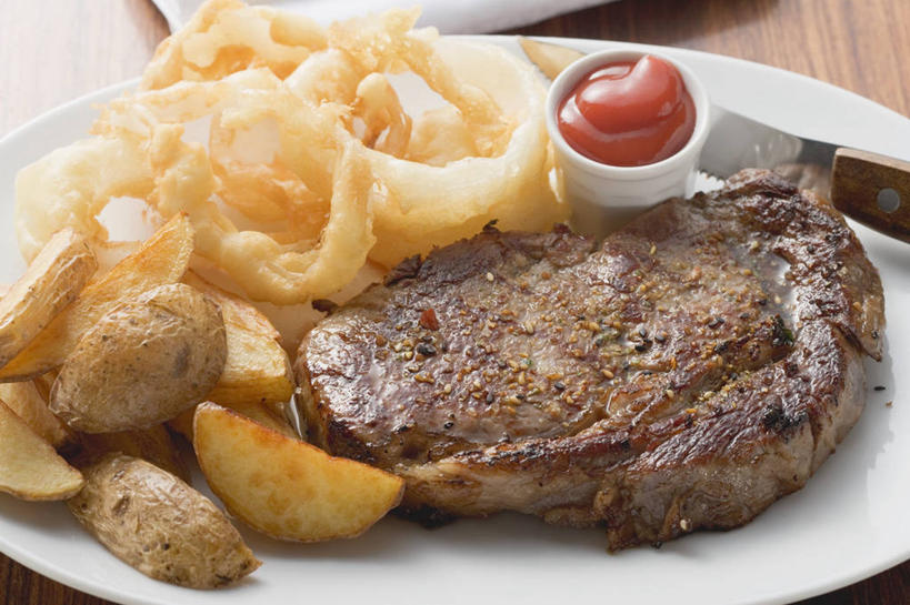 无人,横图,俯视,室内,特写,白天,烹饪,西餐,餐桌,桌子,蔬菜,土豆,餐具,一把,一块,阴影,新鲜,反射,碟子,工具,盘,影子,调料,酱料,酱汁,茄汁,肉,佐料,牛排,牛肉,料理,食品,刀具,调味品,调味料,番茄酱,洋葱圈,酱,菜肴,美食,肉类,食物,一个,白色,盘子,碟,刀,西式,佳肴,有机食品,绿色食品,单个,餐台,餐刀,肉食,垃圾食品,馍馍蛋,洋芋,山药蛋,马铃薯,彩图,高角度拍摄