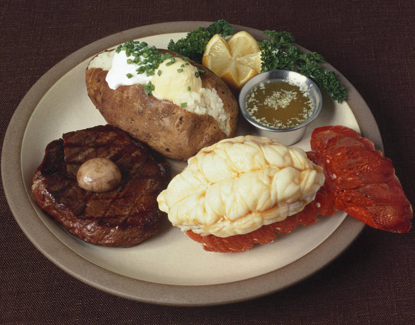 海鲜,龙虾,无人,横图,俯视,室内,特写,白天,烹饪,西餐,餐桌,桌子,蔬菜,土豆,餐具,金属制品,阴影,新鲜,反射,金属,碟子,盘,影子,肉,虾,牛排,牛肉,料理,食品,水产,菜肴,美食,肉类,海洋生物,食物,一个,盘子,容器,碟,碗,西式,佳肴,有机食品,绿色食品,单个,餐台,储藏,储存,水生动物,海产品,水生物,肉食,海底动物,馍馍蛋,洋芋,山药蛋,马铃薯,彩图,高角度拍摄,贮存