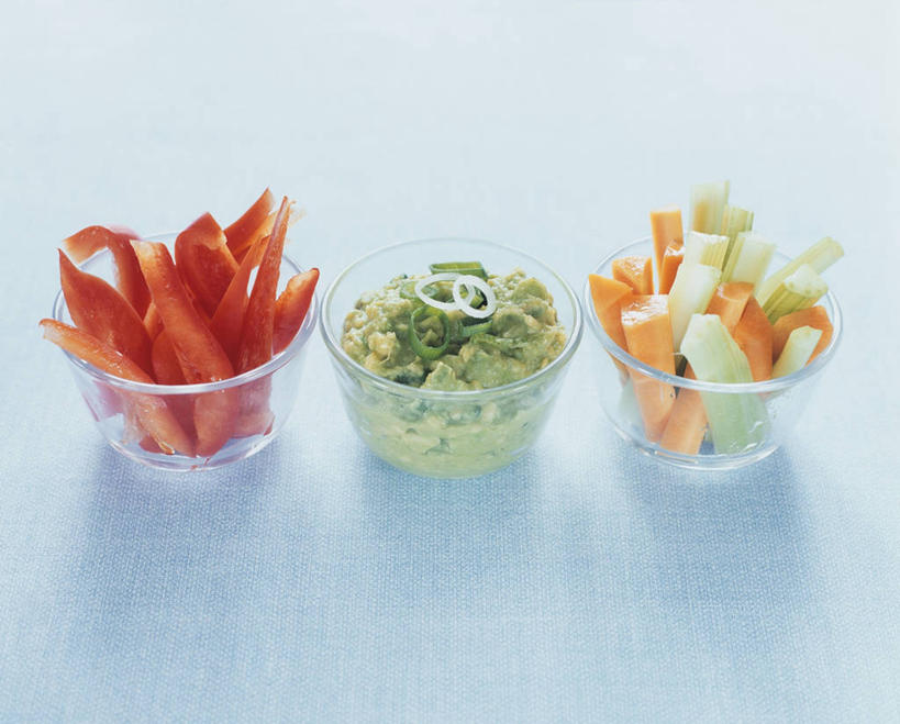 无人,横图,俯视,室内,特写,白天,餐桌,桌子,萝卜,胡萝卜,蔬菜,一堆,一排,许多,阴影,堆叠,堆积,蓝色背景,新鲜,整齐,反射,影子,塑料,调料,酱料,酱汁,佐料,食品,调味品,调味料,酱,食物,排列,三个,红色,容器,塑料制品,碗,摄影,有机食品,绿色食品,影棚,餐台,储藏,堆,储存,队列,红萝卜,甘荀,彩图,高角度拍摄,影棚拍摄,拍摄,贮存