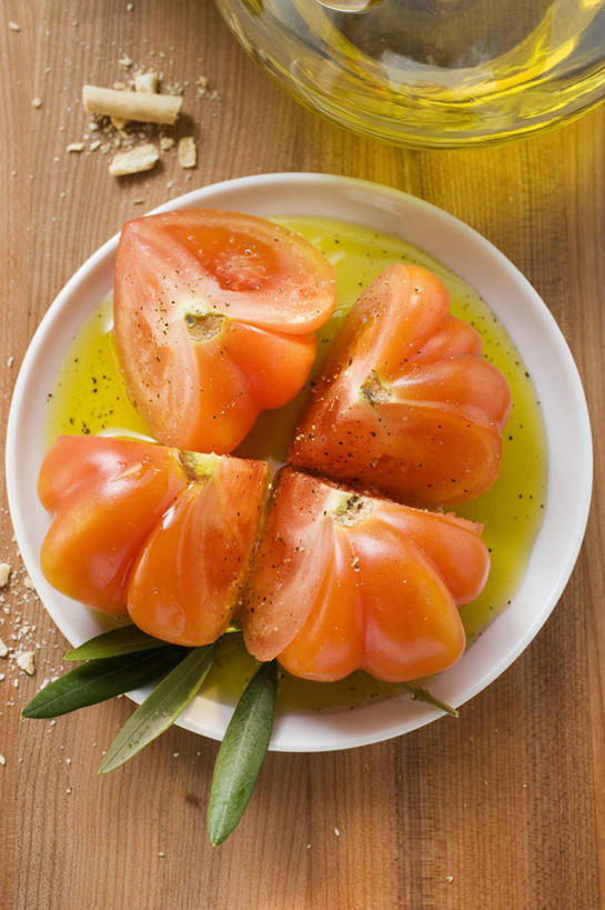 无人,竖图,俯视,室内,特写,白天,餐桌,桌子,蔬菜,西红柿,餐具,叶子,一排,阴影,新鲜,整齐,反射,木制,碟子,壶,盘,影子,食用油,油,橄榄油,食品,绿叶,水壶,食物,排列,盘子,茶壶,木制品,容器,碟,四个,嫩叶,有机食品,绿色食品,餐台,队列,植物油,叶,叶片,番茄,彩图,高角度拍摄