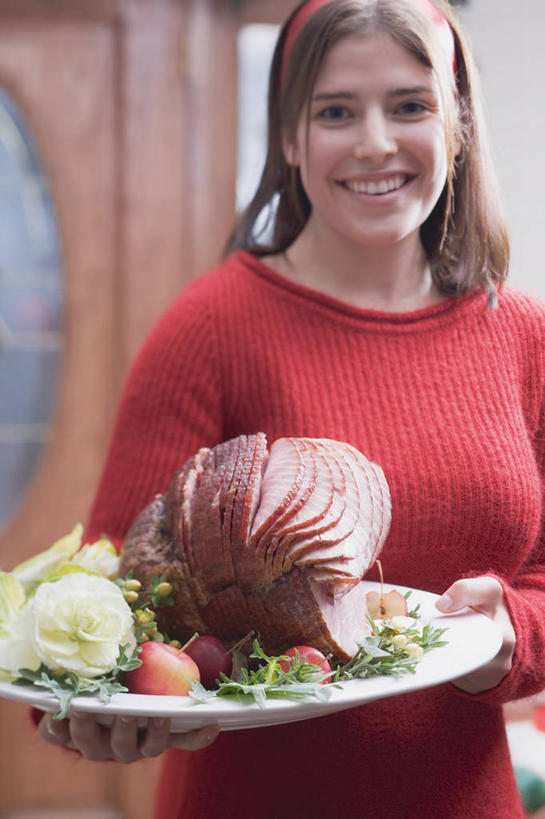 西方人,一个人,站,捧,笑,微笑,露齿笑,竖图,室内,白天,正面,蔬菜,餐具,欧洲,欧洲人,仅一个年轻女性,仅一个女性,仅一个人,许多,阴影,服装,新鲜,反射,碟子,盘,影子,肉,食品,注视,休闲装,火腿,猪肉,肉类,食物,腌制,一个,衣服,红色,白色,盘子,碟,观察,看,站着,休闲,休闲服,服饰,有机食品,绿色食品,单个,观看,察看,关注,肉食,豚肉,熏制,火肉,兰熏,猪腿,年轻女性,女人,女性,白种人,端,端着,捧着,手捧,站立,半身,彩图