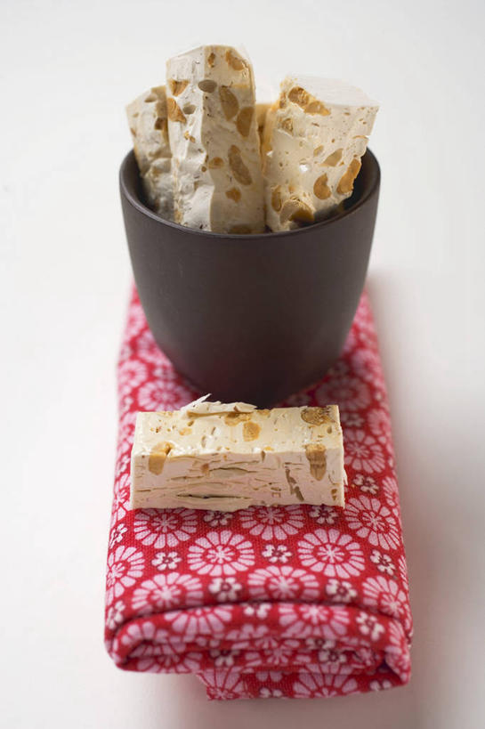 无人,竖图,俯视,室内,特写,白天,白色背景,餐桌,桌子,阴影,反射,木制,布料,影子,食品,糖,糖果,甜点,甜品,布纹,桌布,食物,餐巾,木制品,容器,台布,碗,甜食,四个,摄影,影棚,餐台,储藏,储存,牛轧糖,鸟结糖,纽结糖,彩图,高角度拍摄,影棚拍摄,拍摄,贮存