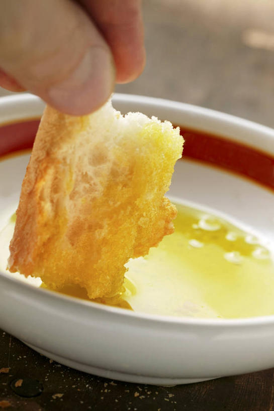 点心,面包,西方人,手,一个人,竖图,俯视,室内,特写,白天,餐桌,桌子,欧洲,欧洲人,仅一个男性,仅一个人,握,阴影,朦胧,模糊,反射,影子,陶瓷,食用油,油,橄榄油,面点,陶瓷制品,糕点,仅一个年轻男性,一个,白色,容器,碗,手部,握着,单个,餐台,储藏,单手,储存,白面包,植物油,男人,男性,年轻男性,白种人,半身,彩图,高角度拍摄,贮存