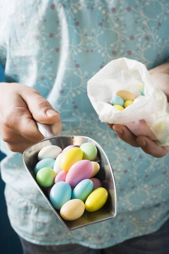 西方人,儿童,一个人,站,竖图,俯视,彩色,室内,特写,白天,纯洁,欧洲,复活节,欧洲人,双手,仅一个男性,仅一个人,许多,握,阴影,服装,节日,庆祝,反射,影子,食品,糖,糖果,甜点,甜品,休闲装,文化,畚箕,食物,小孩,衣服,容器,甜食,站着,仅一个小孩,庆典,休闲,休闲服,可爱,童年,童趣,握着,服饰,簸箕,纪念,储藏,储存,童真,硬糖,烂漫,无邪,杏仁糖,天真,男孩,男人,男性,白种人,孩子,站立,半身,彩图,高角度拍摄,贮存,男生