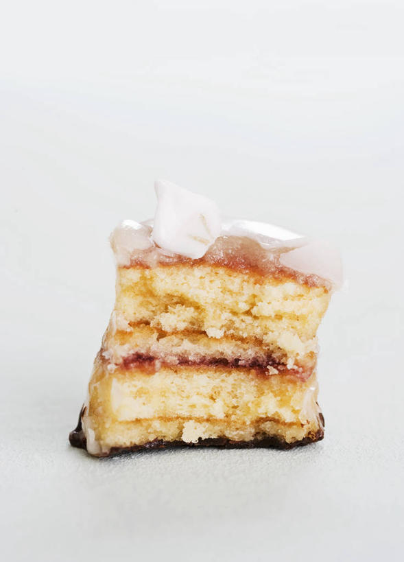 点心,无人,竖图,俯视,室内,特写,白天,白色背景,下午茶,餐桌,桌子,阴影,反射,影子,食品,食物,糕点,一个,摄影,影棚,单个,餐台,横截面,剖面,截面,截面图形,彩图,高角度拍摄,影棚拍摄,拍摄,蛋糕