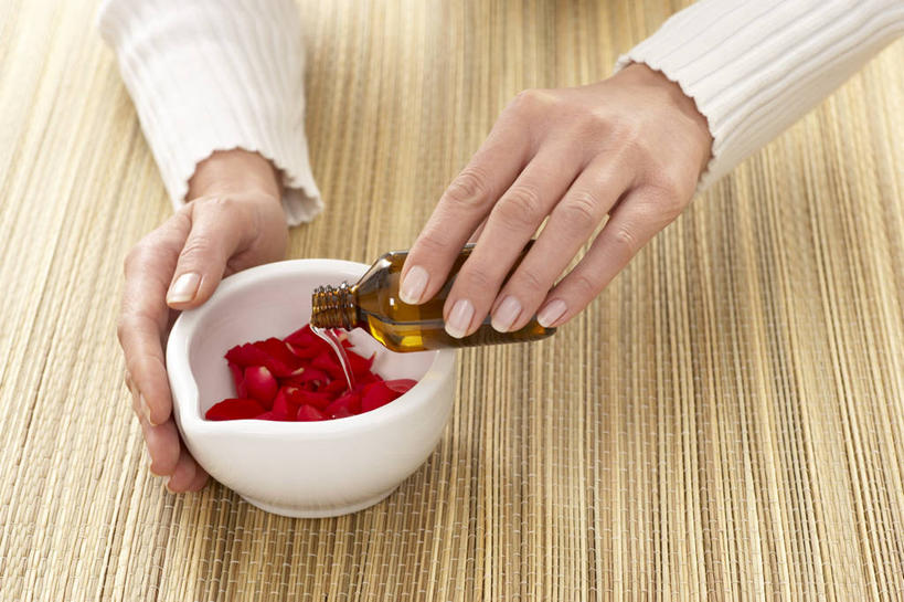 西方人,手,一个人,横图,俯视,室内,特写,白天,爱情,幸福,纯洁,热情,餐桌,桌子,玫瑰,欧洲,欧洲人,双手,仅一个年轻女性,仅一个女性,仅一个人,倒,阴影,服装,盛开,反射,木制,影子,玫瑰花,浪漫,花蕾,休闲装,玻璃制品,花,花瓣,花朵,鲜花,衣服,红色,白色,玻璃瓶,精油,木制品,瓶子,花苞,花蕊,休闲,温暖,温馨,手部,休闲服,器皿,恩爱,服饰,餐台,和睦,研磨,臼杵,感动,研杵,研钵,尊敬,臼,芳香植物,芳香油,挥发油,香精油,天真,刺玫花,徘徊花,年轻女性,女人,女性,白种人,半身,彩图,高角度拍摄,融洽