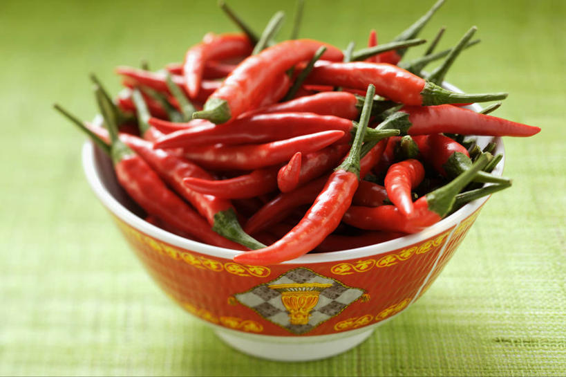 无人,横图,俯视,室内,特写,白天,餐桌,桌子,辣椒,蔬菜,一堆,许多,绿色背景,阴影,堆叠,堆积,朦胧,模糊,新鲜,反射,影子,陶瓷,调味,香料,佐料,食品,陶瓷制品,食物,一个,红色,容器,碗,摄影,有机食品,绿色食品,影棚,单个,餐台,储藏,堆,配料,储存,辣角,红海椒,大椒,辣虎,广椒,作料,辣子,红辣椒,海椒,番椒,彩图,高角度拍摄,影棚拍摄,拍摄,贮存