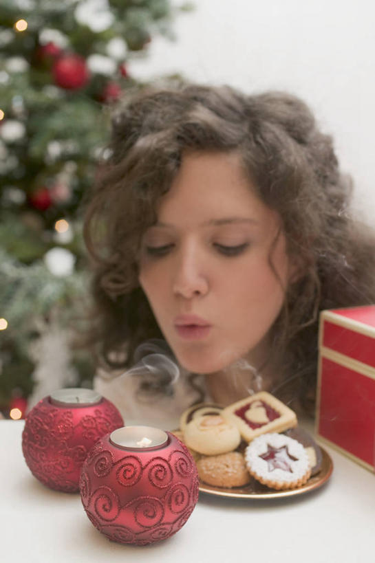 点心,西方人,一个人,坐,闭眼,竖图,室内,白天,正面,植物,餐桌,桌子,蜡烛,礼盒,礼物,欧洲,圣诞节,欧洲人,仅一个年轻女性,仅一个女性,仅一个人,阴影,服装,节日,朦胧,模糊,庆祝,装饰,反射,挂饰,影子,纸盒,食品,圣诞树,圣诞球,曲奇,休闲装,文化,盒子,球,树,树木,食物,衣服,绿色,自然,包装盒,礼品盒,饼干,零食,吹,庆典,休闲,球体,休闲服,服饰,礼品,生长,成长,餐台,纪念,华丽,修饰,点缀,曲奇饼,曲奇饼干,衬托,美观,雅致,雅观,烛炬,年轻女性,女人,女性,白种人,闭眼睛,闭着眼,闭着眼睛,坐着,半身,彩图