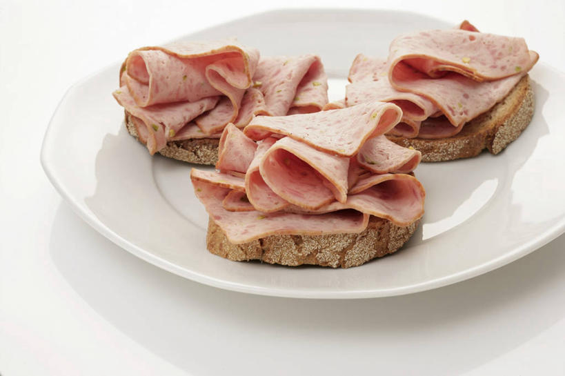 点心,面包,无人,横图,俯视,室内,特写,白天,白色背景,餐桌,桌子,餐具,许多,阴影,反射,包裹,碟子,盘,影子,肉,香肠,食品,面点,腊肠,肉类,食物,糕点,三个,一个,白色,盘子,碟,摄影,影棚,单个,餐台,肉食,彩图,高角度拍摄,影棚拍摄,拍摄