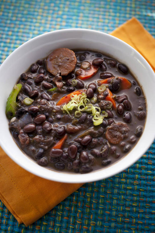 无人,竖图,俯视,室内,特写,白天,烹饪,西餐,植物,餐桌,桌子,豆,萝卜,胡萝卜,芹菜,蔬菜,一堆,许多,阴影,堆叠,堆积,新鲜,装饰,反射,布料,影子,陶瓷,豆类,豆子,黑豆,料理,食品,陶瓷制品,布纹,菜肴,美食,桌布,食物,一个,白色,餐巾,容器,台布,碗,橙色,西式,佳肴,有机食品,绿色食品,单个,餐台,储藏,堆,华丽,修饰,点缀,储存,豆科,乌豆,乌大豆,衬托,美观,雅致,雅观,药芹,水芹,红萝卜,旱芹,甘荀,彩图,高角度拍摄,贮存