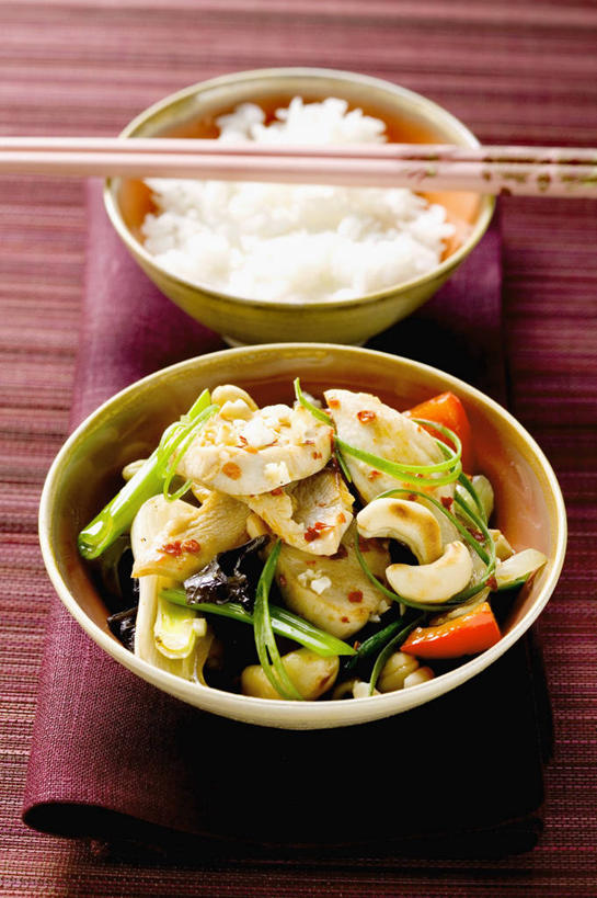 无人,竖图,俯视,室内,特写,白天,烹饪,中餐,餐桌,筷子,桌子,蔬菜,餐具,一堆,一双,许多,阴影,堆叠,堆积,新鲜,反射,鱼,影子,陶瓷,谷类,谷物,肉,鱼肉,料理,食品,坚果,陶瓷制品,米,文化,传统,大米,菜肴,美食,肉类,鱼类,海洋生物,食物,白色,容器,碗,干果,中式,佳肴,有机食品,绿色食品,餐台,储藏,堆,礼节,腰果,储存,水生动物,礼仪,水生物,肉食,海底动物,旗鱼,鸡腰果,介寿果,芭蕉鱼,进餐用具,彩图,高角度拍摄,贮存