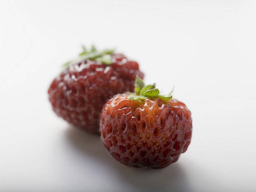 无人,横图,俯视,室内,特写,白天,白色背景,餐桌,桌子,草莓,浆果,水果,阴影,朦胧,模糊,新鲜,反射,影子,生食,食品,果实,食物,两个,红色,摄影,有机食品,绿色食品,影棚,餐台,洋莓,水果皇后,红莓,地莓,彩图,高角度拍摄,影棚拍摄,拍摄