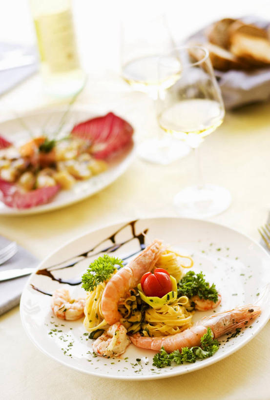 面食,面条,意大利面,红酒,葡萄酒,无人,竖图,俯视,室内,特写,白天,西餐,餐桌,桌子,蔬菜,西红柿,小番茄,杯子,餐具,一堆,许多,阴影,堆叠,堆积,朦胧,模糊,新鲜,反射,碟子,高脚杯,盘,影子,面,虾,料理,食品,西葫芦,红酒杯,白葡萄酒,酒类,大虾,玻璃制品,酒,食物,饮料,红色,白色,盘子,酒杯,碟,白瓜,西式,有机食品,绿色食品,对虾,餐台,堆,葡萄酒杯,斑节虾,茭瓜,东方对虾,中国对虾,小西红柿,樱桃小番茄,珍珠小番茄,玻璃杯,樱桃番茄,圣女果,番茄,彩图,高角度拍摄