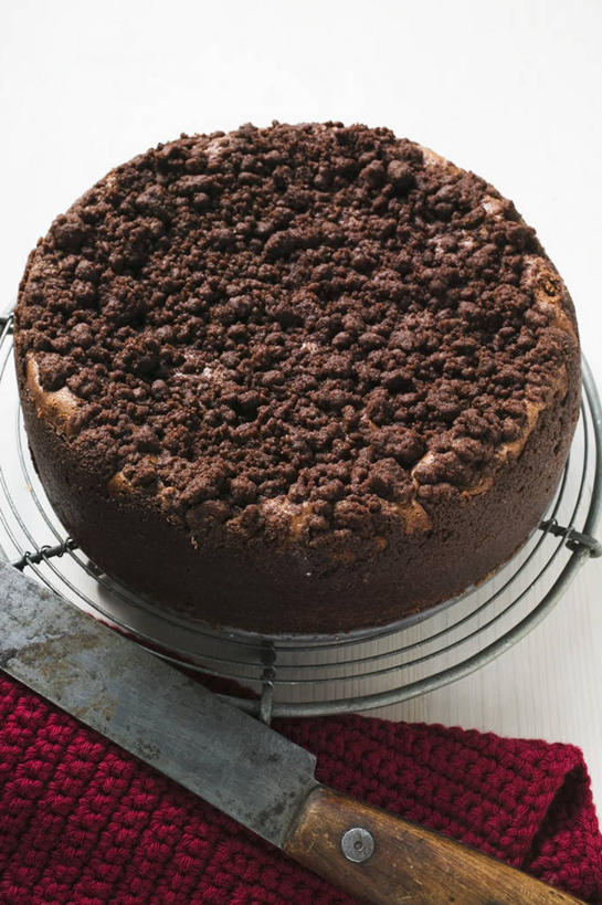 点心,无人,竖图,俯视,室内,特写,白天,白色背景,烘焙,下午茶,餐桌,桌子,餐具,金属制品,一把,一块,阴影,反射,金属,布料,工具,影子,食品,糖,糖果,甜点,甜品,刀具,布纹,巧克力蛋糕,架子,桌布,食物,糕点,红色,黑色,餐巾,台布,刀,甜食,巧克力,摄影,影棚,餐台,朱古力,餐刀,冷却,冷却架,彩图,高角度拍摄,影棚拍摄,拍摄,蛋糕