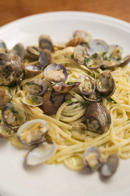 海鲜,面食,面条,意大利面,无人,竖图,俯视,室内,特写,白天,西餐,餐桌,桌子,餐具,一堆,许多,阴影,堆叠,堆积,朦胧,模糊,反射,碟子,盘,影子,面,料理,食品,蛤蜊,水产,海洋生物,食物,一个,白色,盘子,碟,蛤,西式,单个,餐台,堆,水生动物,海产品,水生物,海底动物,蛤仔,彩图,高角度拍摄