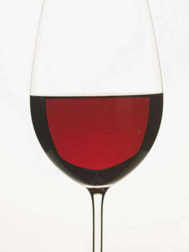 红酒,葡萄酒,无人,竖图,室内,特写,白天,白色背景,正面,杯子,阴影,反射,高脚杯,影子,红酒杯,酒类,一杯,玻璃制品,酒,饮料,红色,酒杯,红葡萄酒,摄影,影棚,葡萄酒杯,玻璃杯,彩图,影棚拍摄,拍摄