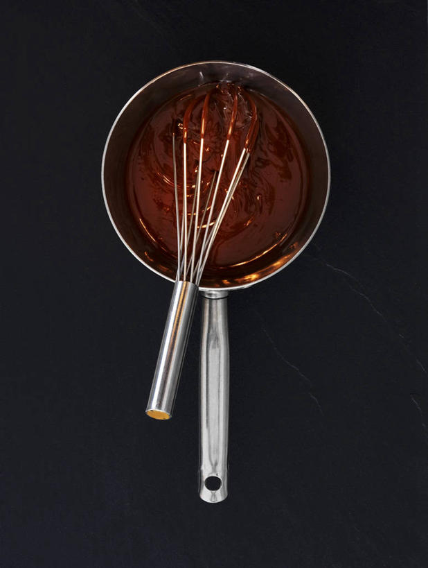 无人,竖图,俯视,室内,特写,白天,烹饪,餐桌,桌子,厨具,金属制品,阴影,黑色背景,融化,反射,金属,锅子,影子,食品,甜品,褐色,锅,食物,打蛋器,搅拌器,甜食,巧克力,巧克力酱,摄影,影棚,餐台,锅具,朱古力,烹饪用具,熔化,溶化,熔解,消溶,手动打蛋器,烹调用具,烹调,彩图,高角度拍摄,影棚拍摄,拍摄