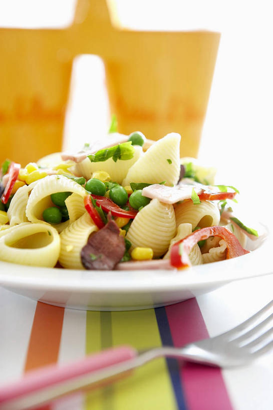 面食,面条,意大利面,无人,竖图,俯视,室内,特写,白天,白色背景,西餐,玉米,植物,餐桌,桌子,蔬菜,餐具,一把,一堆,许多,阴影,堆叠,堆积,朦胧,模糊,新鲜,反射,棒子,叉子,碟子,盘,影子,豆类,豆子,青椒,玉蜀黍,豌豆,面,肉,料理,食品,火腿,猪肉,荷兰豆,肉类,食物,腌制,盘子,碟,西式,摄影,有机食品,绿色食品,影棚,餐台,堆,苞米,贝壳面,苞芦,雪豆,肉食,餐叉,豆科,大椒,豚肉,苞谷,菜椒,寒豆,毕豆,麻累,国豆,小寒豆,麦豌豆,包谷,大蜀黍,番麦,薏米包,玉高粱,玉麦,珍珠米,熏制,火肉,兰熏,猪腿,进餐用具,甜椒,柿子椒,灯笼椒,彩图,高角度拍摄,影棚拍摄,拍摄,甜玉米