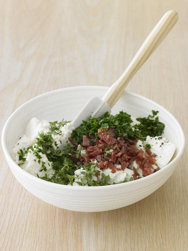 奶酪,无人,竖图,俯视,室内,特写,白天,餐桌,桌子,一把,一堆,许多,阴影,堆叠,堆积,反射,铲子,影子,陶瓷,肉,干酪,起司,陶瓷制品,芝士,营养,培根,猪肉,肉类,一个,白色,容器,碗,乳酪,单个,餐台,储藏,堆,乳制品,储存,发酵,肉食,豚肉,彩图,高角度拍摄,烟肉,腌熏,贮存