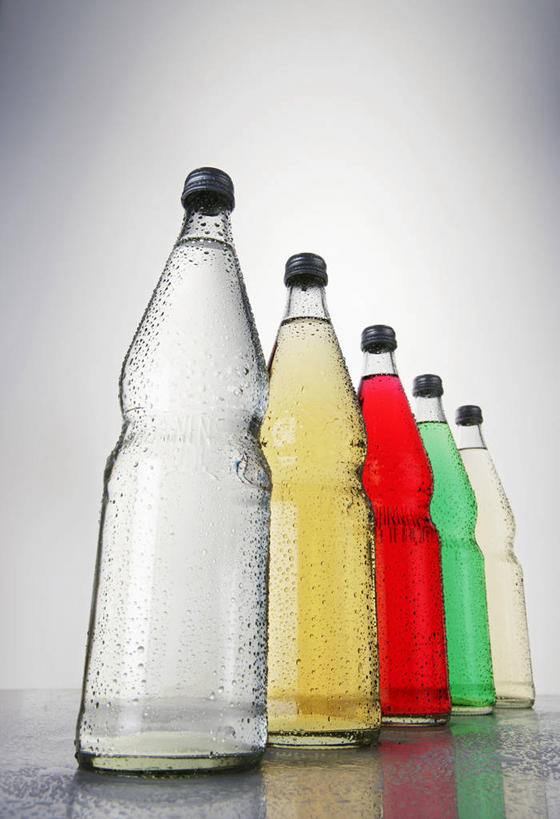 果汁,无人,竖图,彩色,室内,特写,白天,白色背景,仰视,餐桌,桌子,柠檬,五个,一排,许多,阴影,整齐,反射,影子,饮品,柠檬汁,玻璃制品,酒瓶,饮料,排列,玻璃瓶,瓶子,摄影,影棚,餐台,五颜六色,色彩斑斓,队列,可口,五彩缤纷,五彩斑斓,适口,五光十色,益母果,柠果,彩图,低角度拍摄,影棚拍摄,拍摄