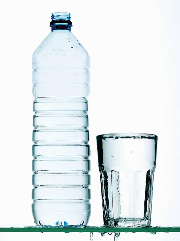 无人,竖图,室内,特写,白天,白色背景,正面,水,餐桌,桌子,杯子,阴影,反射,液体,影子,饮用水,玻璃制品,瓶子,水杯,塑料制品,矿泉水,塑料瓶,摄影,影棚,餐台,蒸馏水,玻璃杯,彩图,影棚拍摄,拍摄
