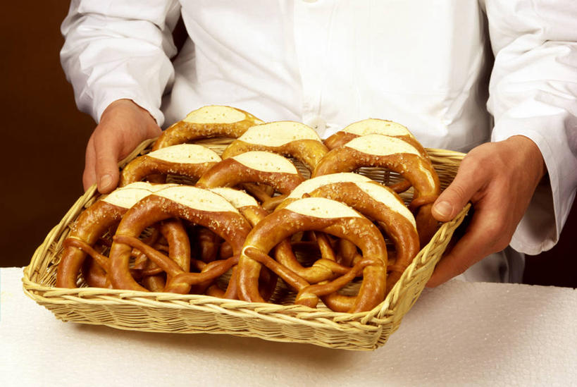 点心,西方人,手,一个人,捧,交叉,横图,俯视,室内,特写,白天,工作服,制服,餐桌,桌子,竹子,欧洲,欧洲人,双手,仅一个男性,仅一个人,一排,许多,阴影,竹制,整齐,编织,反射,篮子,影子,食品,面点,食物,糕点,排列,仅一个年轻男性,一个,白色,竹篮,饼干,零食,手部,单个,餐台,竹条,交织,竹制品,队列,面点师,烘焙师,工作制服,穿插,椒盐卷饼,男人,男性,年轻男性,白种人,端,端着,捧着,手捧,半身,彩图,高角度拍摄,工作套服