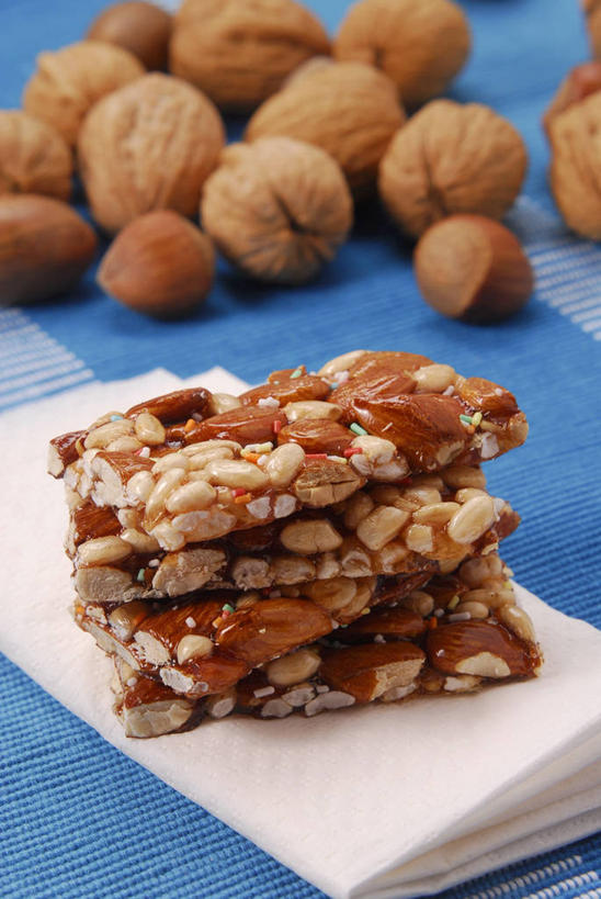 点心,无人,竖图,俯视,室内,特写,白天,植物,餐桌,桌子,豆,花生,一堆,许多,阴影,堆叠,堆积,朦胧,模糊,反射,布料,影子,豆类,豆子,食品,坚果,果实,布纹,桌布,食物,三个,白色,餐巾,台布,饼干,干果,零食,长生果,餐台,堆,花生仁,榛子,豆科,落花生,落生,山板栗,花生米,花生豆,彩图,高角度拍摄