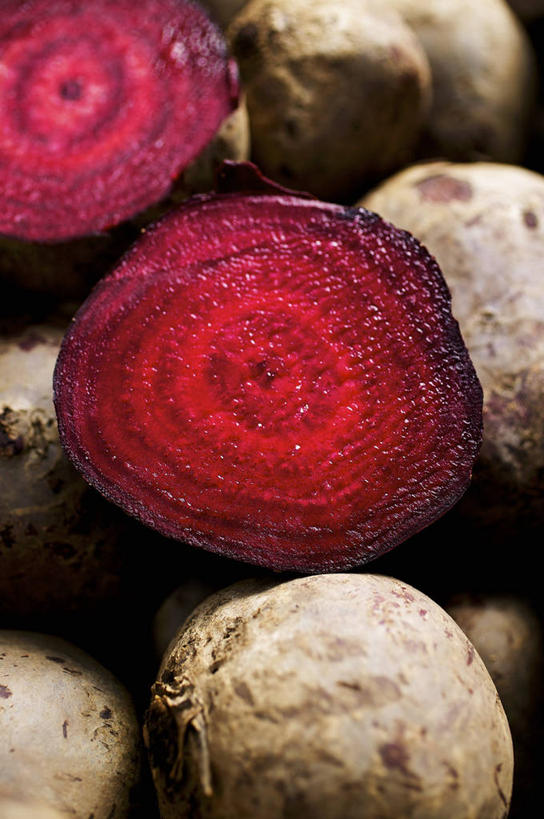 无人,竖图,俯视,室内,特写,白天,餐桌,桌子,水果,一堆,阴影,堆叠,堆积,新鲜,反射,影子,生食,食品,果实,甜菜,食物,红色,有机食品,绿色食品,餐台,堆,横截面,剖面,菾菜,截面,截面图形,彩图,高角度拍摄