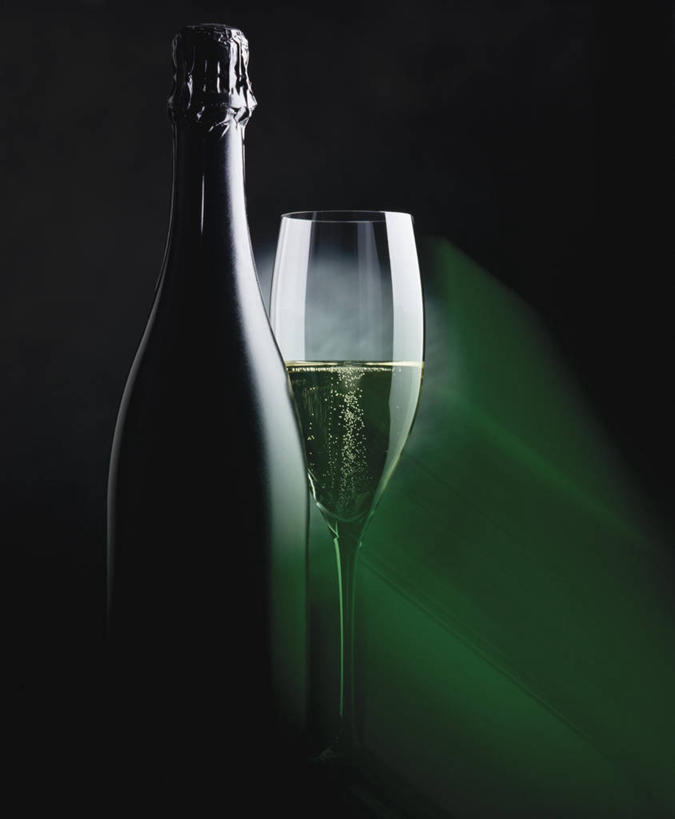 葡萄酒,无人,竖图,室内,特写,白天,正面,奢侈,快乐,杯子,绿色背景,阴影,反射,高脚杯,影子,浪漫,玻璃制品,酒,酒瓶,饮料,玻璃瓶,酒杯,瓶子,香槟,诱惑,摄影,影棚,香槟杯,气泡酒,起泡酒,汽酒,玻璃杯,彩图,影棚拍摄,高兴,欢笑,拍摄